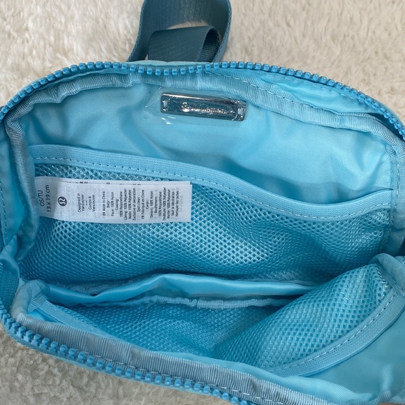 ❤️ Lululemon Everywhere Belt Icing Blue/Eton Blue NWT - Picture 2 of 8